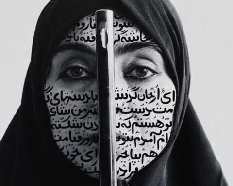 Shirin Neshat, İsyankar Sessizlik, Allah’ın Kadınları serisi, 1994, mürekkep ve siyah beyaz baskı, RC kağıdına, Barbara Gladstone Galerisi.