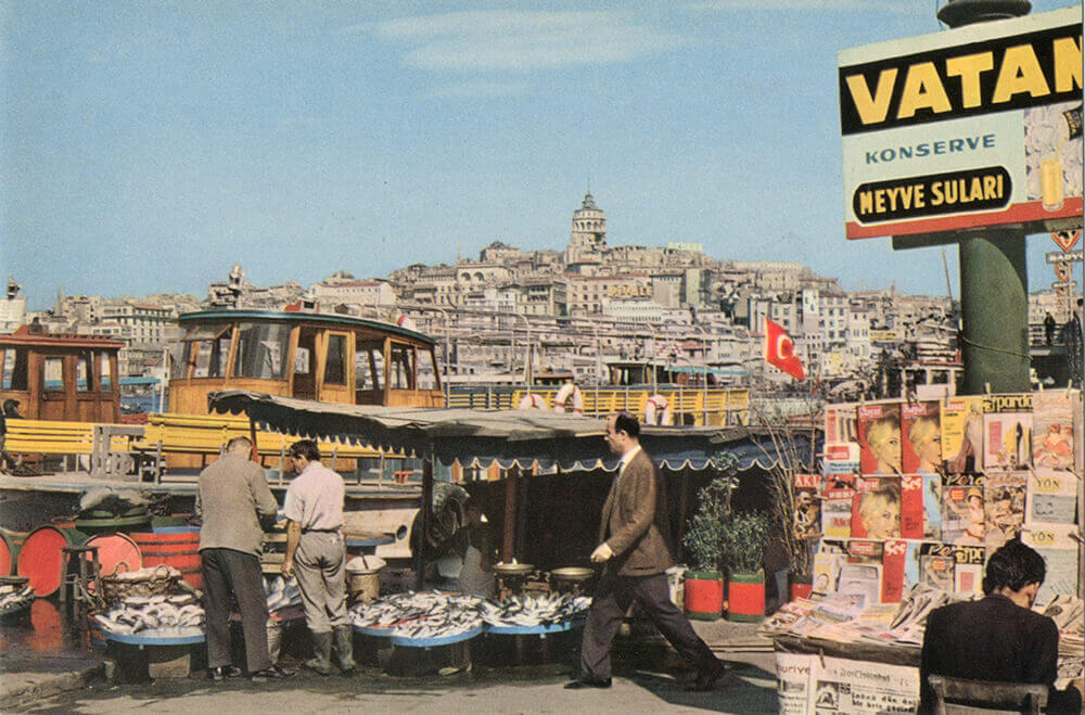 Galata Köprüsü’nde balıkçılar, 1964Salt Araştırma, Fotoğraf ve Kartpostal Arşivi