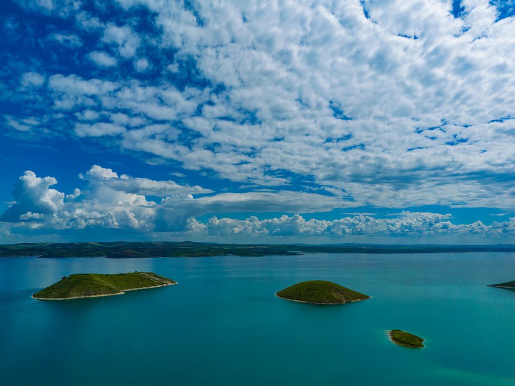 2. Commagene Land and River Art Bienali: Kırılgan İttifak Basın Bülteni Kâhta, Adıyaman, Türkiye 23 Ağustos - 7 Ekim 2025 Lukianos Müze Adaları’ndan bir görünüm, Adıyaman