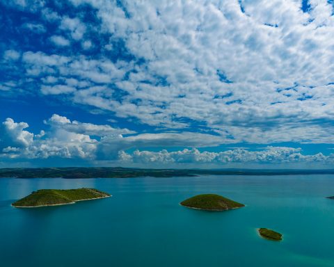 2. Commagene Land and River Art Bienali: Kırılgan İttifak Basın Bülteni Kâhta, Adıyaman, Türkiye 23 Ağustos - 7 Ekim 2025 Lukianos Müze Adaları’ndan bir görünüm, Adıyaman