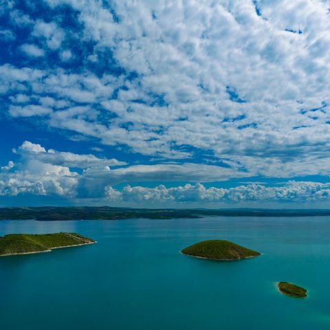 2. Commagene Land and River Art Bienali: Kırılgan İttifak Basın Bülteni Kâhta, Adıyaman, Türkiye 23 Ağustos - 7 Ekim 2025 Lukianos Müze Adaları’ndan bir görünüm, Adıyaman