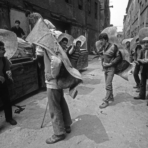 Kazlıçeşme'de deri işçileri, 1987. Fotoğraf: Ali Öz Salt Araştırma, Ali Öz Arşivi