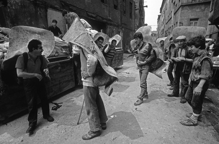 Kazlıçeşme'de deri işçileri, 1987. Fotoğraf: Ali Öz Salt Araştırma, Ali Öz Arşivi
