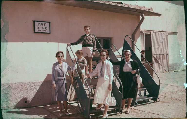 Rita Romano oğulları Jojo (Joseph), Alain ve gelini Lotte ile bahçede, 1974Salt Araştırma, Romano Arşivi