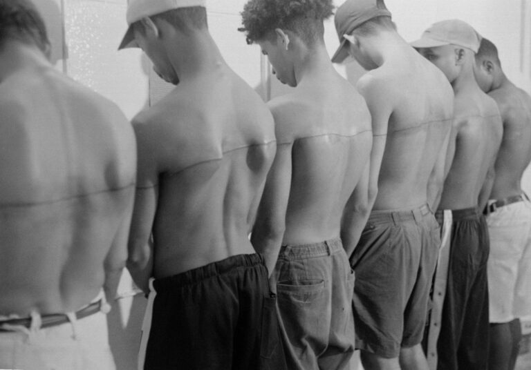 Santiago Sierra, 250 Cm Line Tattooed on 6 Paid People, 1999 (group view). Espacio Aglutinador, Havana, Cuba.