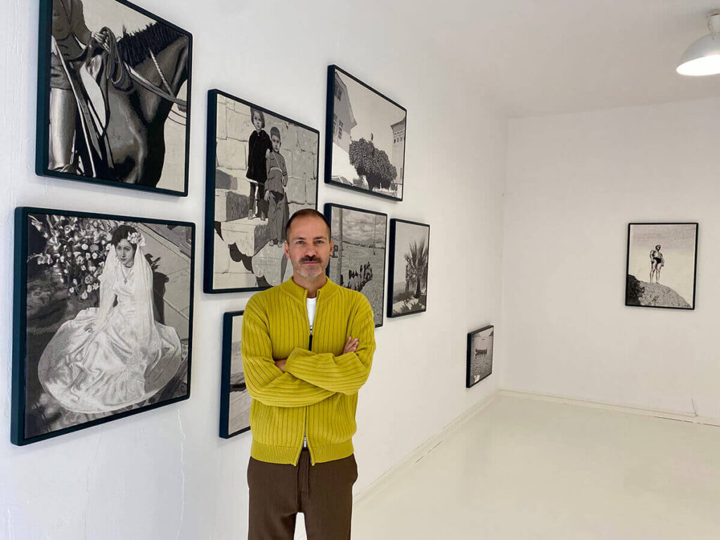 Mustafa Boğa, “Bir gün anlatmak isteyeceğim bi’ hikâyenin ana karakteri olarak görüyorum seni” sergisi, 2025, Lisowski Gallery