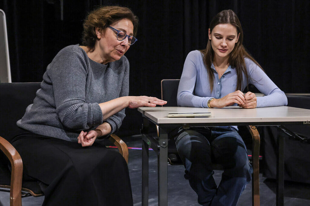 Palamut Zamanı provalardan. (Ayda Aksel ve Alina Boz)