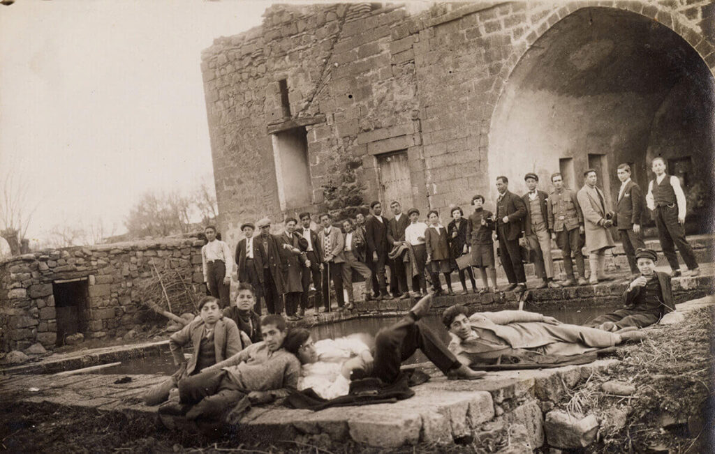 Diyarbakır Bekir Paşa Köşkü’nün avlusunda öğrenci ve öğretmenler. Salt Araştırma, Öktem ve Barutçuoğlu Arşivi