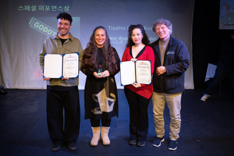 Godot’yu Beklemezken ekibi "Özel Performans Ödülü". World DuoDrama Festival 2025