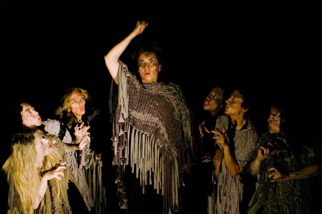 “Macbeth’in Cadıları Bir de Bizden Dinleyin” Oyunu Foto: Beyza Yıldır