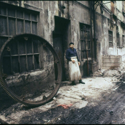 Kazlıçeşme’de bir deri işçisi, 1989. Salt Araştırma, Yıldız Çelik Arşivi