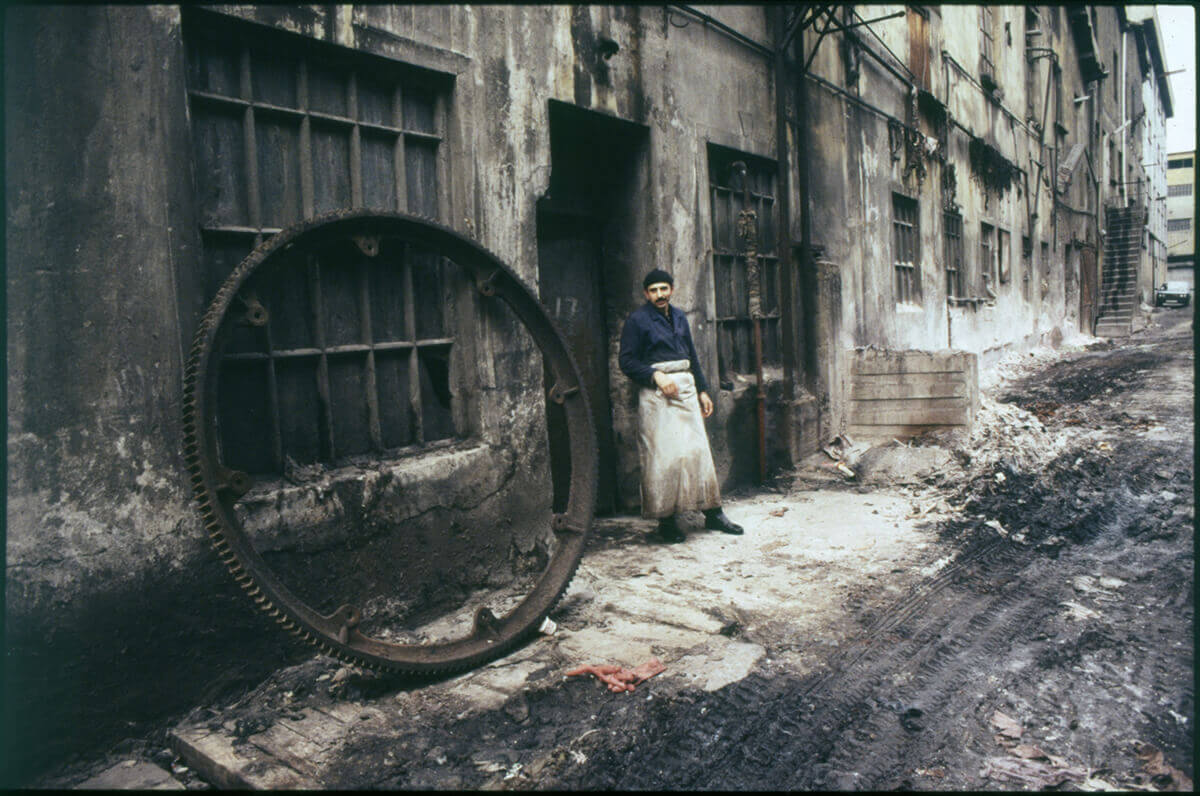Kazlıçeşme’de bir deri işçisi, 1989. Salt Araştırma, Yıldız Çelik Arşivi