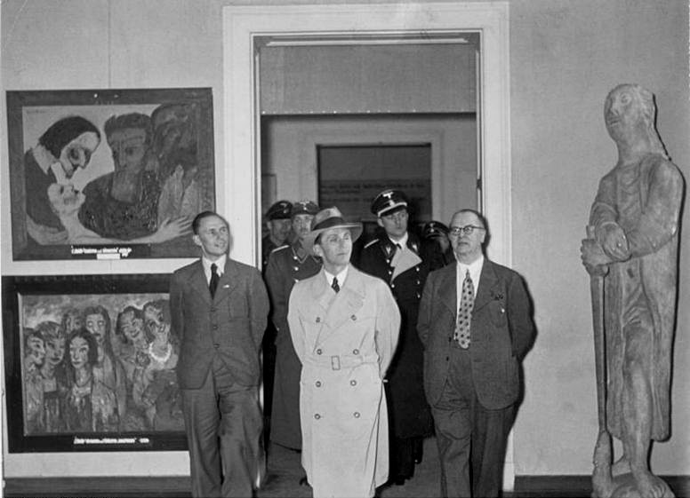 Goebbels, solunda Emil Nolde'nin iki tablosunun asılı olduğu Dejenere Sanat sergisini inceliyor. 1937