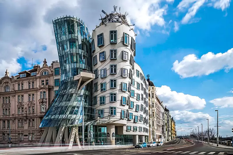 Dans Eden Ev, Prag