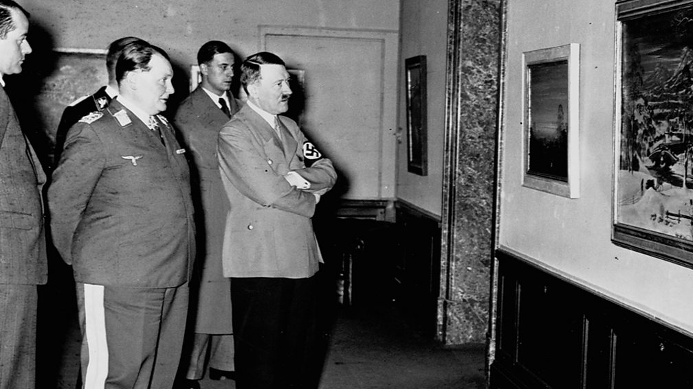 Hermann Goering ve Adolf Hitler, Dejenere Sanat sergisindeki eserleri geziyor. Fotoğraf: Kongre Kütüphanesi.


