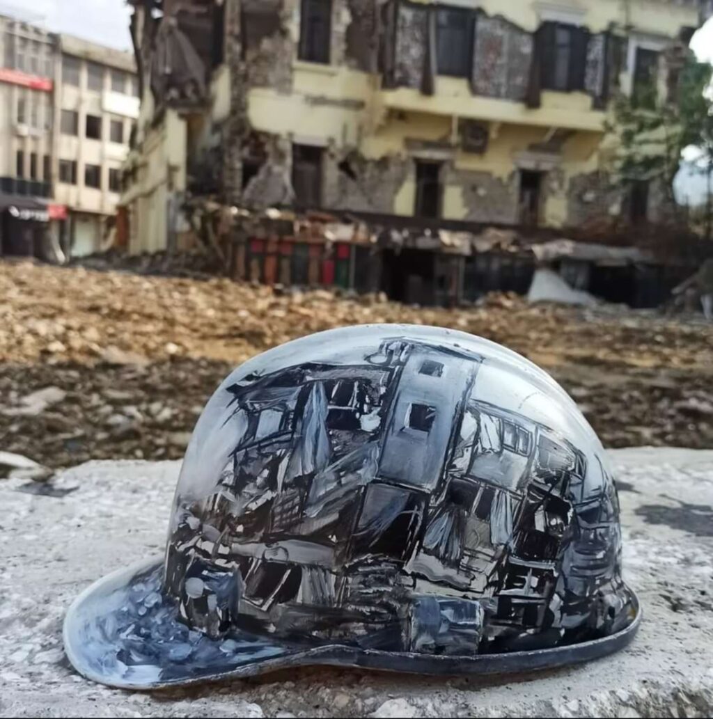 Hatice Atamış, İsimsiz, Teknik: Baret üzerine yağlıboya Ölçüler: Yükseklik 15–17 cm, Genişlik 21–23 cm, Sanatçı İzniyle