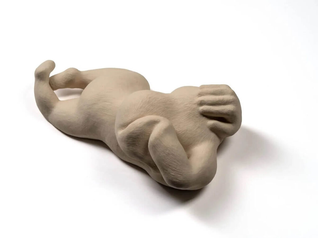 Evrim Kavcar, “Kafayı Koru”, 2026 Stoneware heykel, 33 x 11 x 18 cm