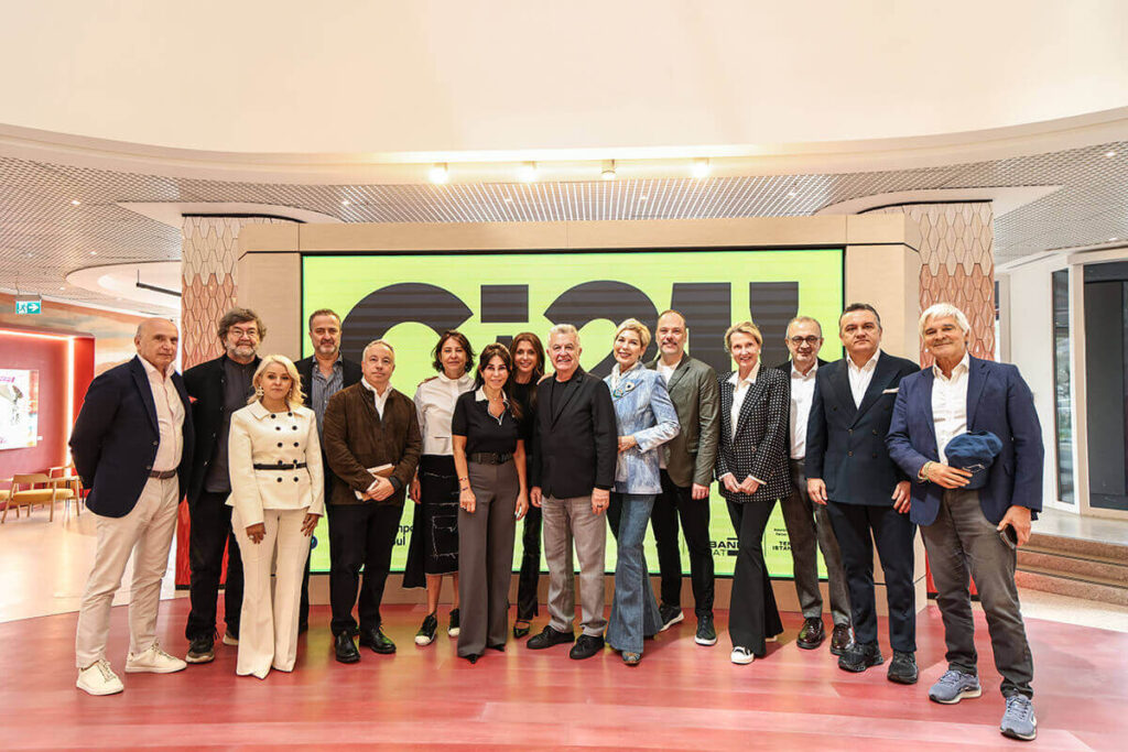 Contemporary Istanbul Danışma Üst Kurulu Soldan sağa; Şerif Kaynar, Levent Erden, Alejandra Castro Rioseco, Serdar Bilgili, Ari Meşulam, Rabia Bakıcı Güreli, Suzan Sabancı, Yeşim Philip, Ali Güreli, Leyla Alaton, Emre Dökmeci, Suzan Van Hagen, Oktay Duran, Sarp Evliyagil, Pierre S