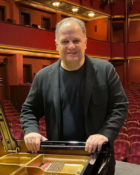 Geveze Piyanist Emir Gamsız