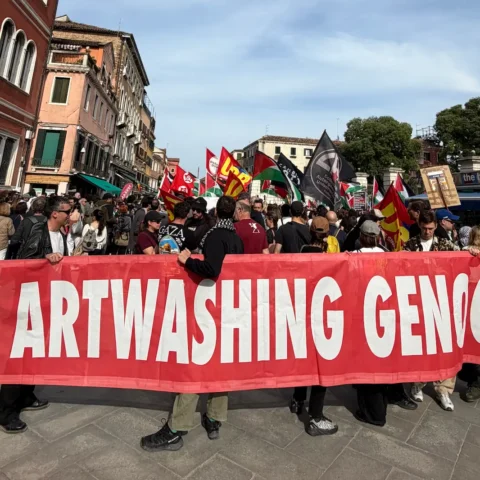 Soykırım Sanatla Aklanamaz pankartı, 8 Mayıs 2026, Venedik Bienali, Fotoğraf: Zeynep Nur Ayanoğlu