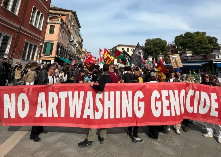 Soykırım Sanatla Aklanamaz pankartı, 8 Mayıs 2026, Venedik Bienali, Fotoğraf: Zeynep Nur Ayanoğlu