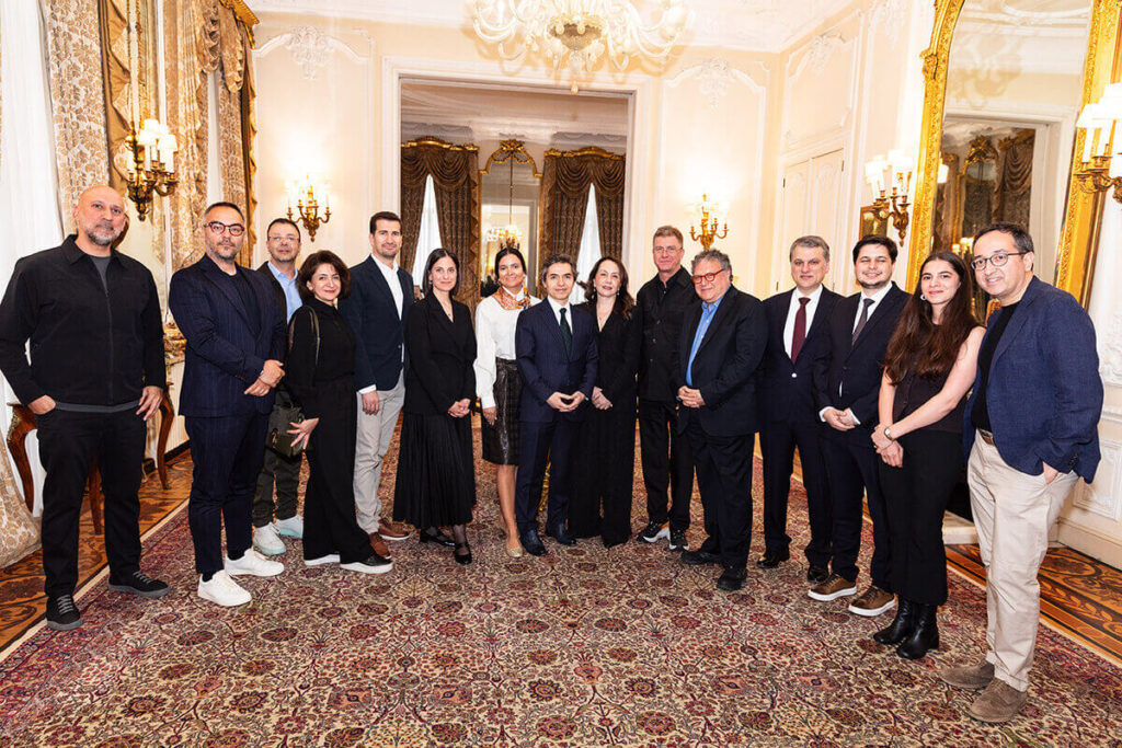 Soldan sağa Hakan Özdemirci (Pozitif), Batuhan Alioğlu (Pozitif), Levent Dokuzer (Zorlu PSM), Fatoş Şahin, Cemil Demirok (PİU), Filiz Ova (Zorlu PSM), Sevcan Ertaş, Osman Koray Ertaş (Büyükelçi), Zümrüt Arol (BKM), Tan Sağtürk, Görgün Taner (İKSV), Mustafa Özkaya, Kadir Serdar Zengin, Rana Uludağ (İKSV), Harun İzer (İKSV)