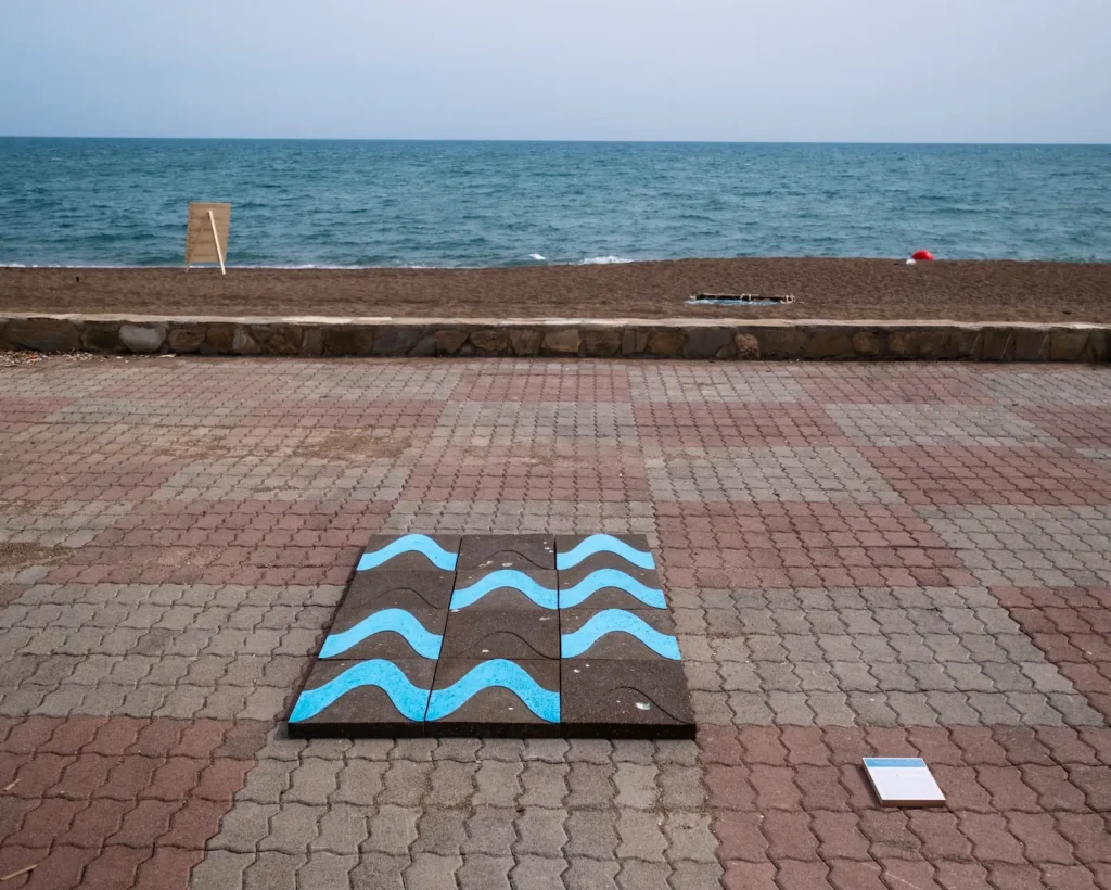 Özge Yağcı, “Dalgaları Boyamak” / “Painting The Waves”, 2026, kum, çakıl taşı, deniz kabuğu, strafor, epoksi, akrilik, 105x168x5cm