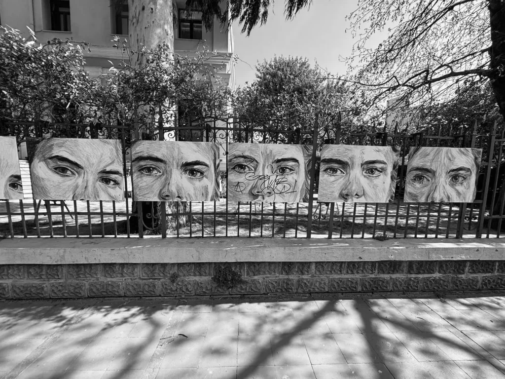 Ressam Cécile Bicler'in İzmir Fransız Kültür Merkezi önünde bulunan ve kimliği belirsiz kişi veya kişilerce tahrip edilerek üzerine çizimler yapılan eseri, Şubat 2026.
Fotoğraf: Bilgesu Çimen Mutluer