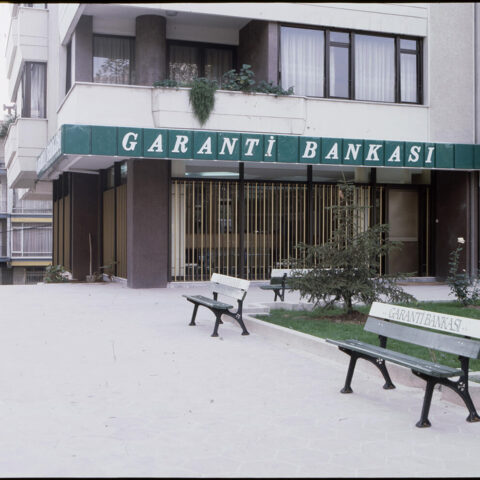 Garanti Bankası Göztepe Şubesi önünde banklar, İstanbul, 1970’ler Salt Araştırma, Garanti BBVA Arşivi