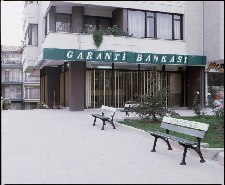 Garanti Bankası Göztepe Şubesi önünde banklar, İstanbul, 1970’ler Salt Araştırma, Garanti BBVA Arşivi