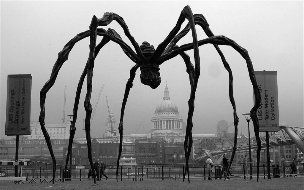 Louise Bourgeois, Maman (1999) Long Museum, China, Shanghai, (bronz, çelik ve mermer, 927 x 891 x 1024 cm)
