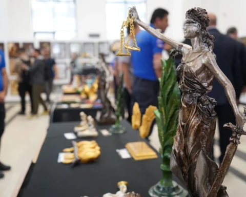 Duvarların Ötesinde Sanat Sergisi