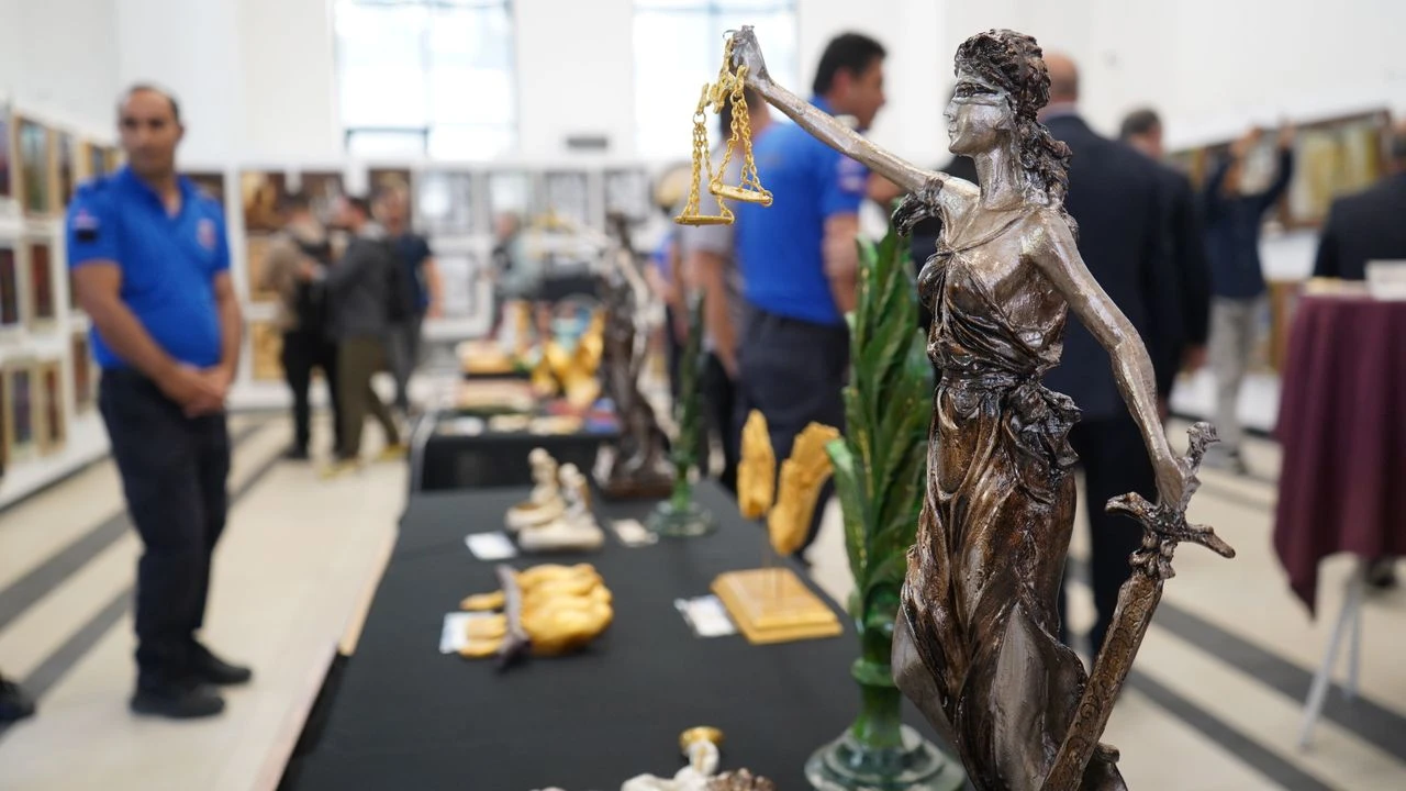 Duvarların Ötesinde Sanat Sergisi