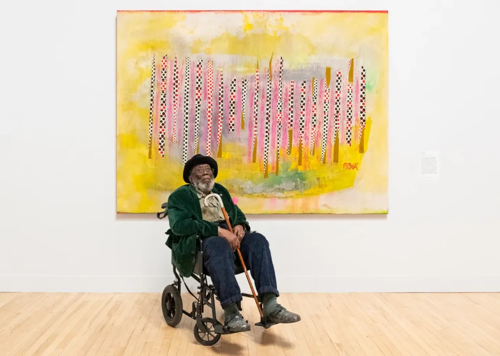 Frank Bowling, Tate Britain'da "Wafting" adlı eseriyle birlikte, 2019. (Fotoğraf: Matt Greenwood / Tate Photography)