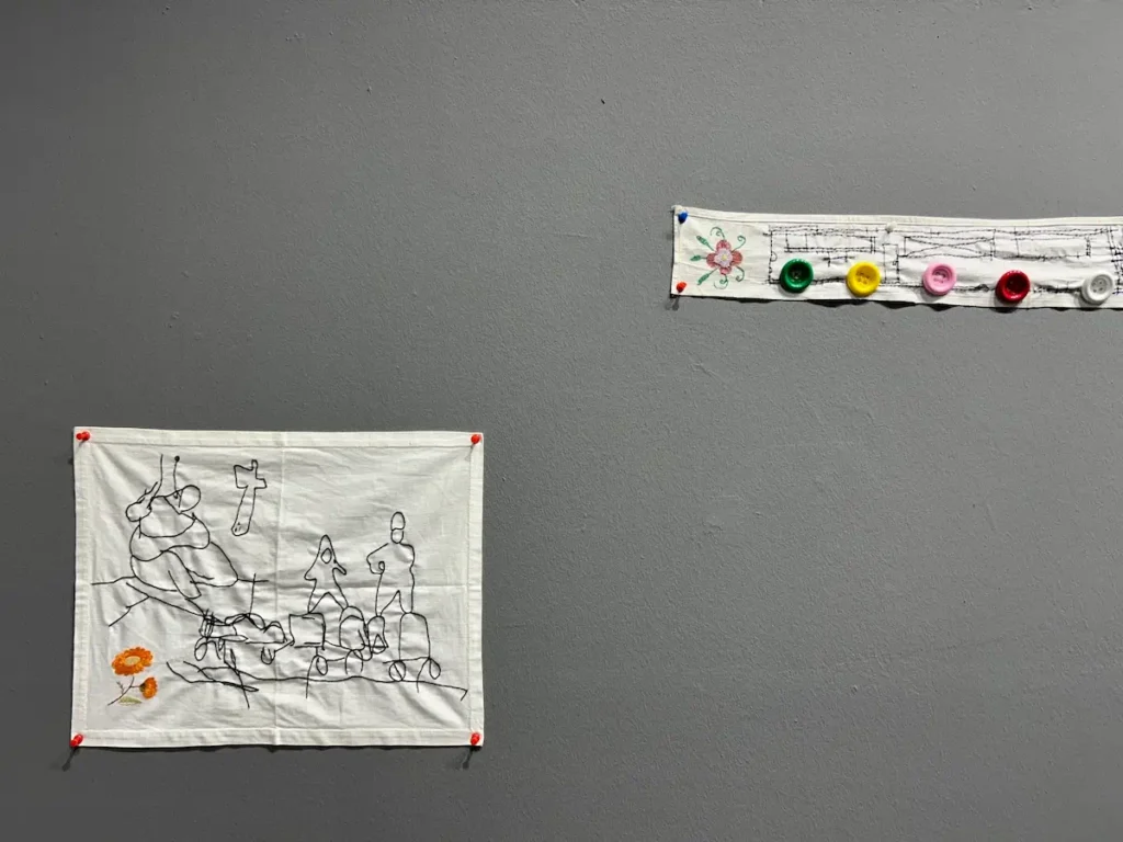 Sol: Furkan Efe, “Tren Gezisi”, kumaş üzerine dikiş, 32x40 cm, 2024, Fikret Otyam Sanat Merkezi
Sağ: Furkan Efe, “Raykent”, kumaş üzerine ip, düğme, 10x100 cm, 2024,Fikret Otyam Sanat Merkezi
Fotoğraf: Furkan Efe