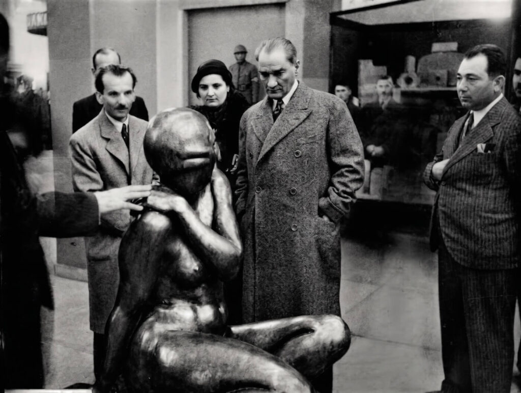 Mustafa Kemal Atatürk Ankara Sergi Evi’nde İpekiş'in ürettiği kumaşları inceliyor. Atatürk'ün yanında Kazım Özalp, Afet İnan ve Vedat Nedim Tör görülüyor.