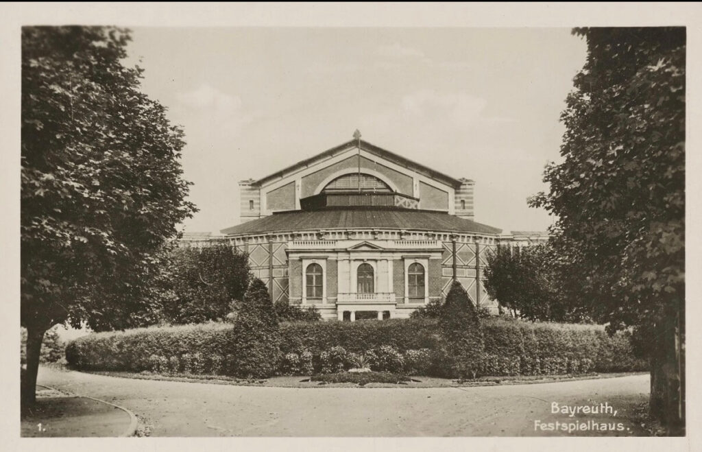 Bayreuth Festspielhaus (Bayreuth Festival Tiyatrosu / Opera Binası)