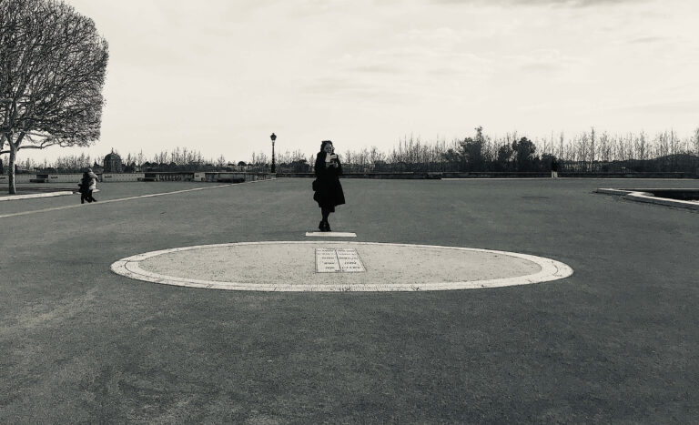 Mürüvvet Türkyılmaz alice albüm serisi: alice bir başkası Peyrou Parkı- güneş saati. Montpellier-Fransa 2003’ten beri süregelen sanat projesi - … Foto credit: Ege Birsel