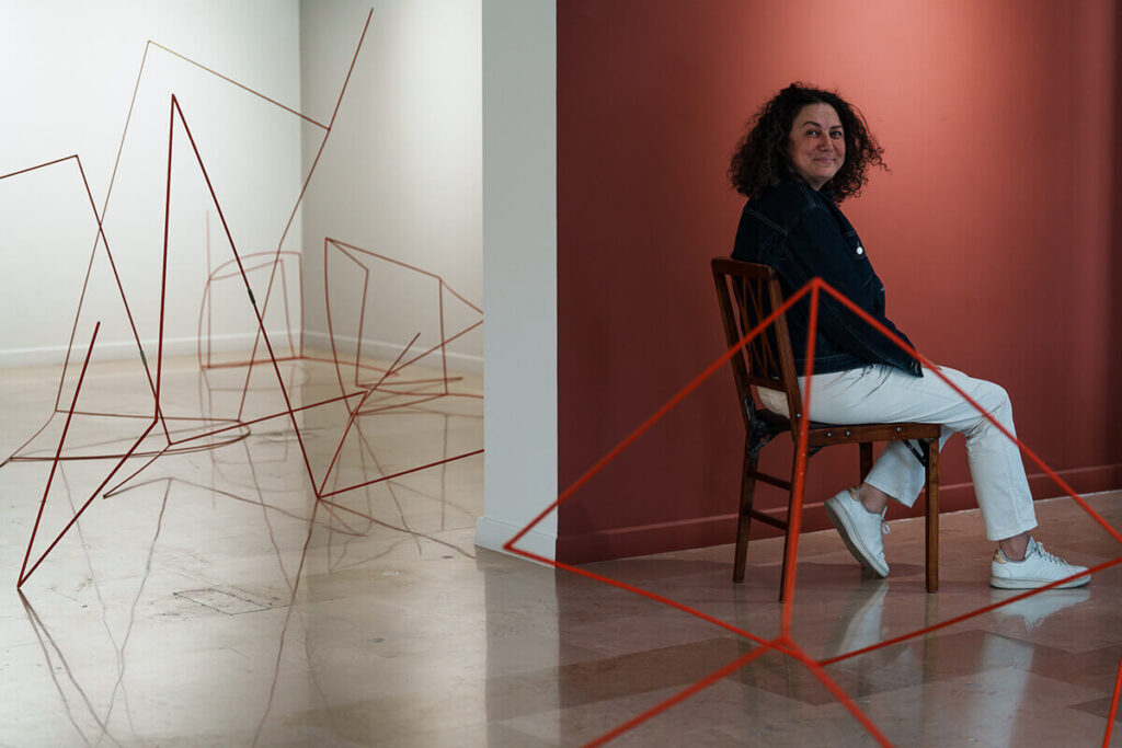 Nermin Ülker “Dört Köşeli Üçgen: Yerini Bulamamış Cümlelerin Anıtları” Black Light Gallery, 2026
